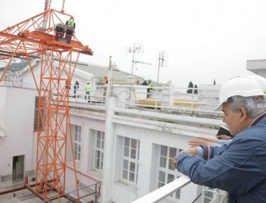 Ο Ν.Βούτσης με κράνος εργοταξίου επιτηρεί τις εργασίες στη Βουλή
